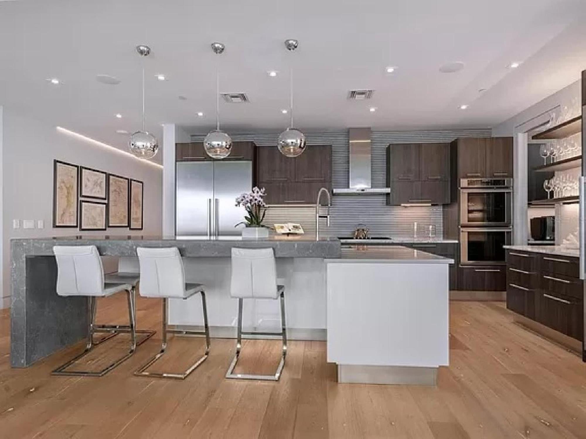 Modern Waterfront In Apartment