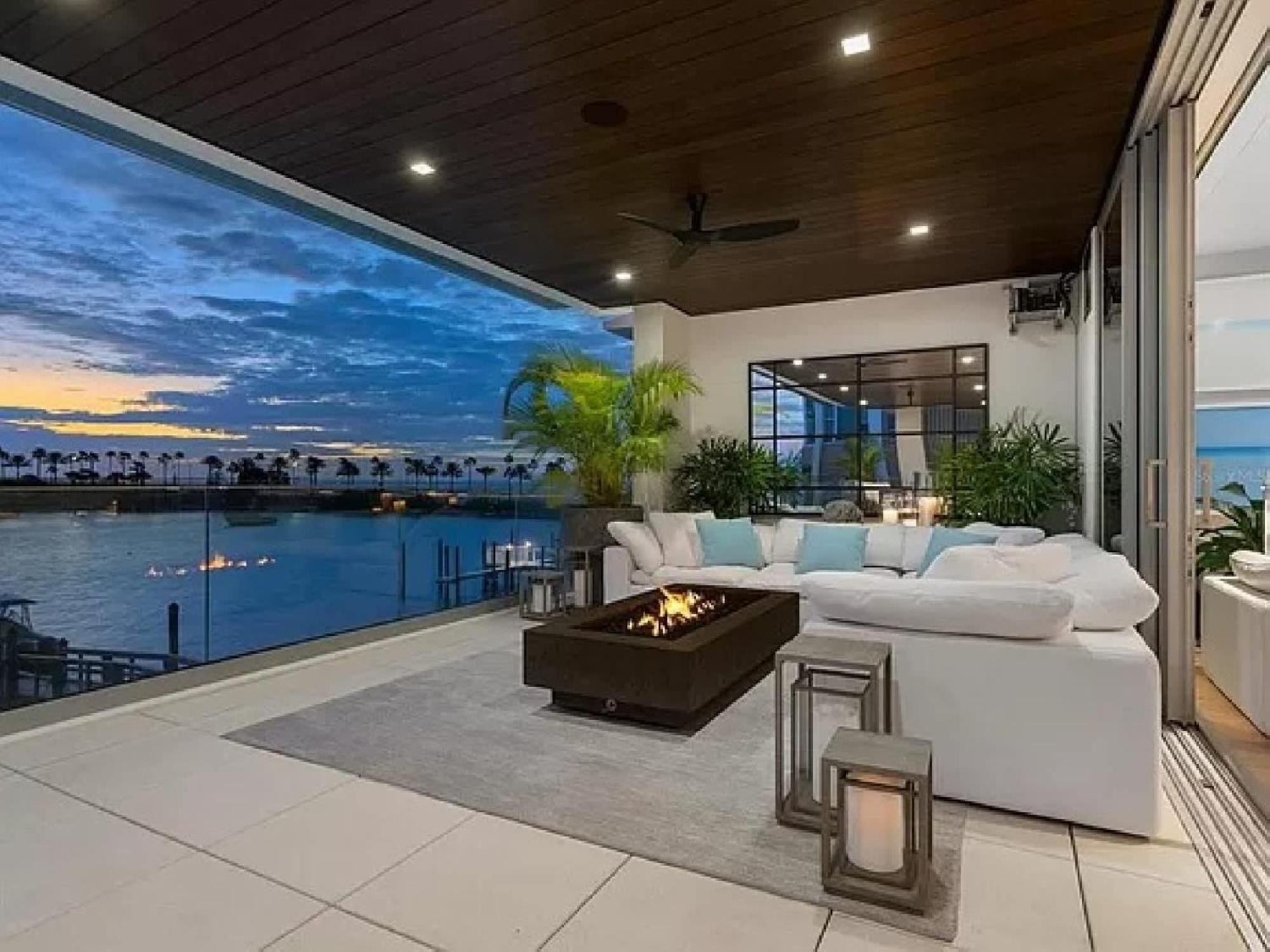 Modern Waterfront In Apartment *